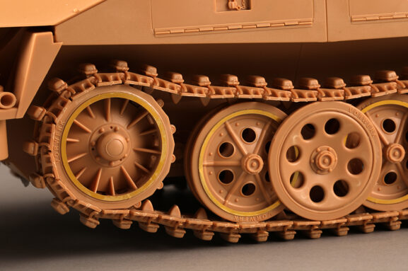 Немецкий бронетранспортер Sd.Kfz. 251 AusF.D Hanomag (Trumpeter) — изображение 17