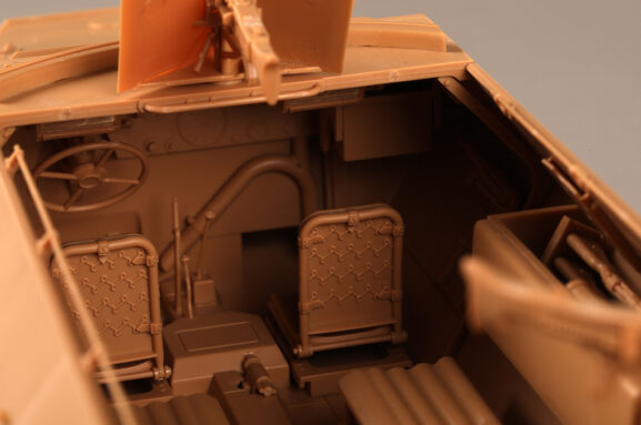Немецкий бронетранспортер Sd.Kfz. 251 AusF.D Hanomag (Trumpeter) — изображение 20