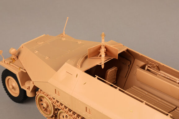 Немецкий бронетранспортер Sd.Kfz. 251 AusF.D Hanomag (Trumpeter) — изображение 25