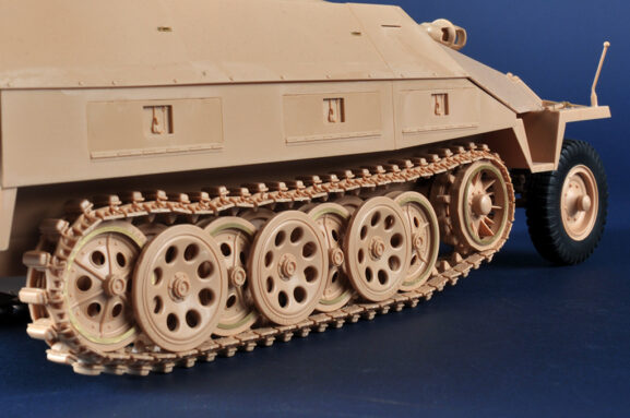 Немецкий бронетранспортер Sd.Kfz. 251/22 Ausf. D Hanomag (Ханомаг) — изображение 10