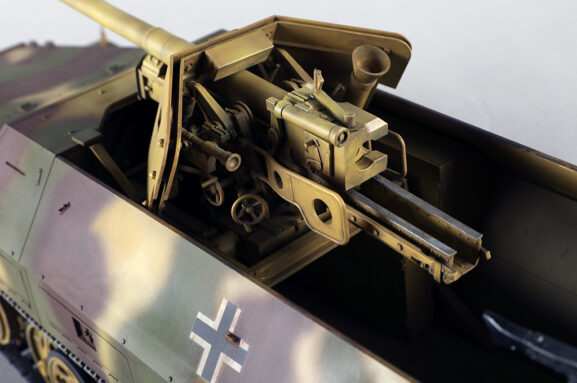 Немецкий бронетранспортер Sd.Kfz. 251/22 Ausf. D Hanomag (Ханомаг) — изображение 16