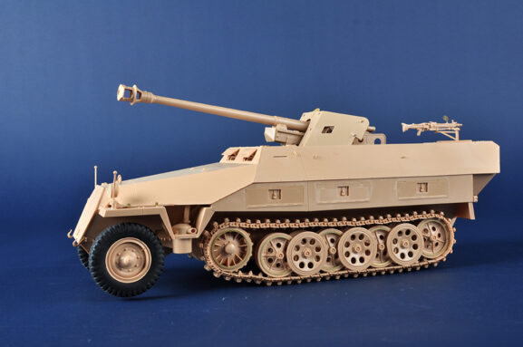 Немецкий бронетранспортер Sd.Kfz. 251/22 Ausf. D Hanomag (Ханомаг) — изображение 3