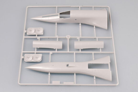 Российский сверхзвуковой стратегический бомбардировщик Ту-160 (1:72) (Trumpeter) — изображение 5