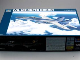 Американский палубный истребитель-бомбардировщик F/A-18E Super Hornet (Trumpeter)