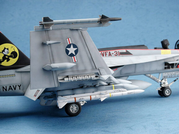 Американский палубный истребитель-бомбардировщик F/A-18E Super Hornet (Trumpeter) — изображение 22