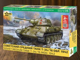 Советский средний танк Т-34/76 (обр. 1942) (1:35). Герои Победы