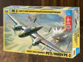 Советский пикирующий бомбардировщик Пе-2 (1:48). Герои Победы