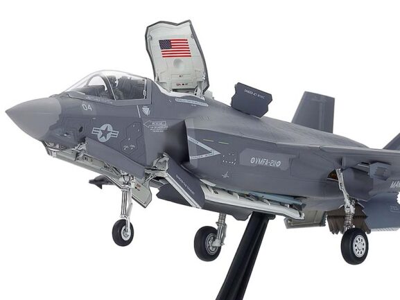 Истребитель-бомбардировщик Lockheed Martin F-35B Lightning II (60793) — изображение 22