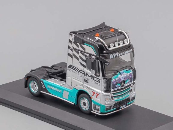 Седельный тягач Mercedes-Benz Actros 5 1851 №77 Team Mercedes-amg Petronas F1 2012 — изображение 3