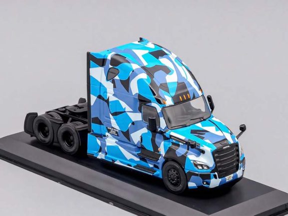 Седельный тягач Freightliner Cascadia 2018 (Blue Camouflage) — изображение 3