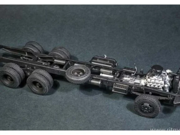 Грузовик ЗИЛ-133ГЯ бортовой (1:35) (AVD Models) — изображение 23